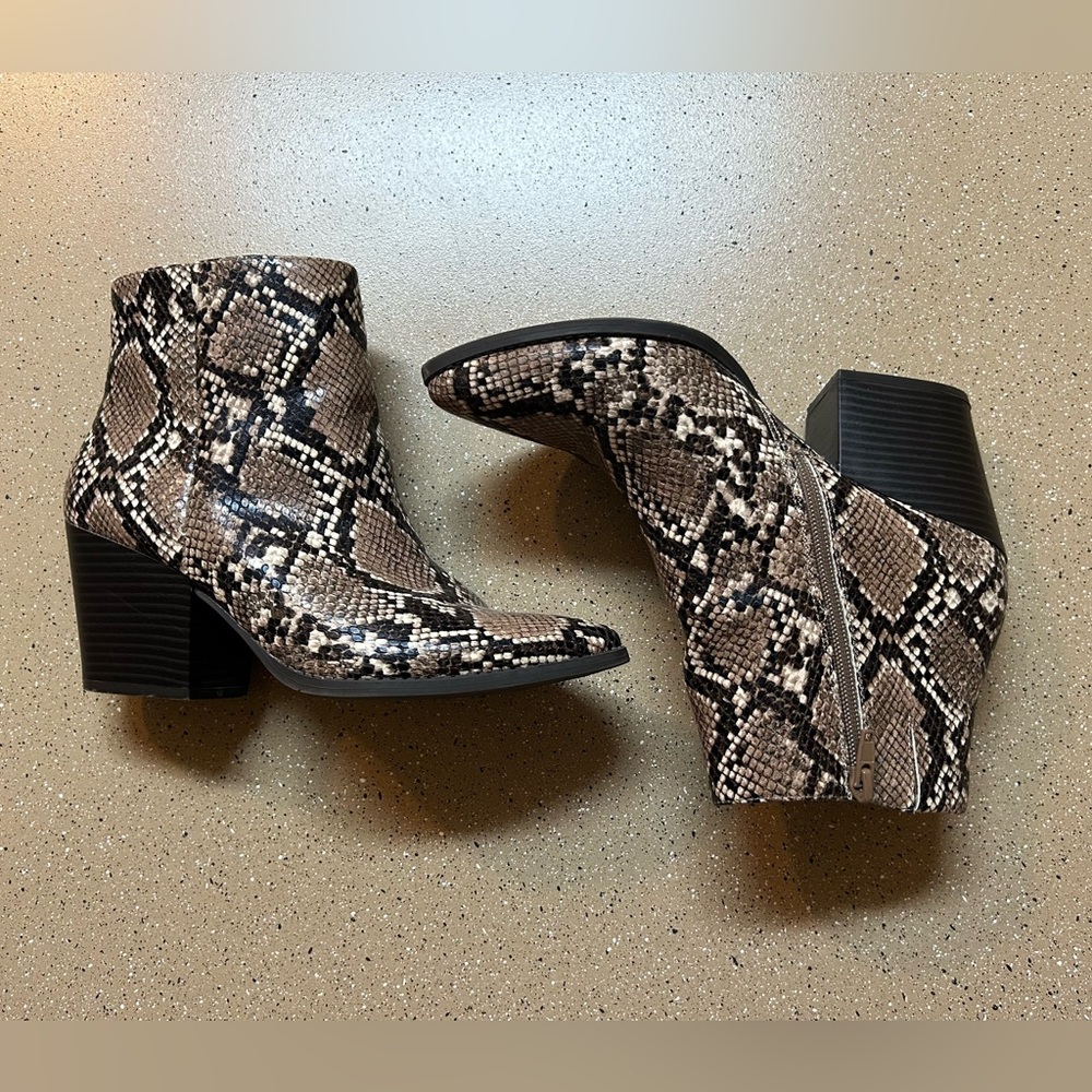 KAARI Blue ankle booties 7